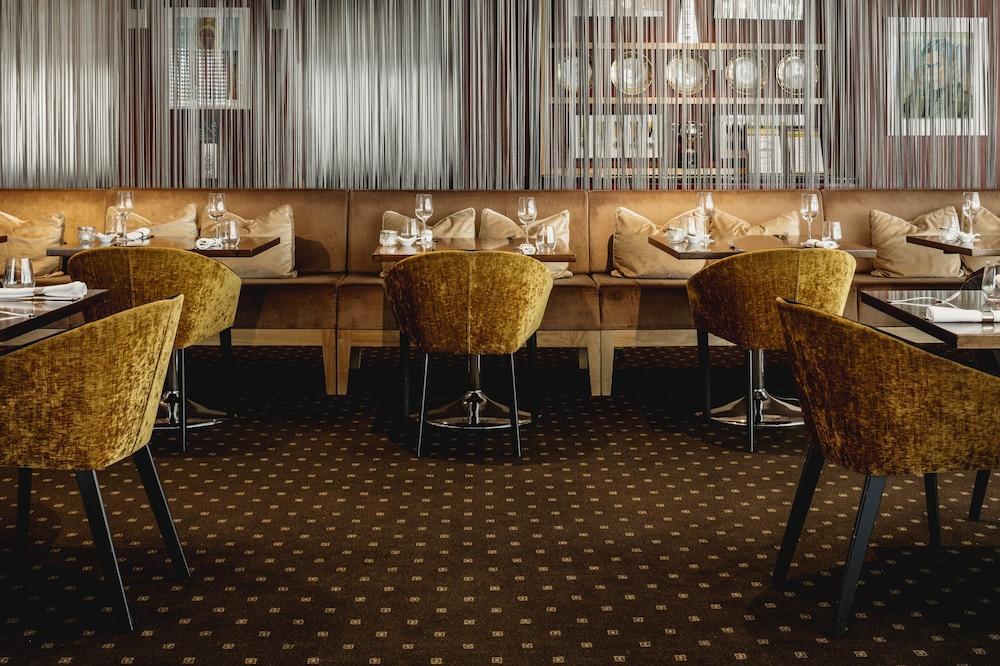 Bolton Hotel Wellington Esterno foto Restaurant