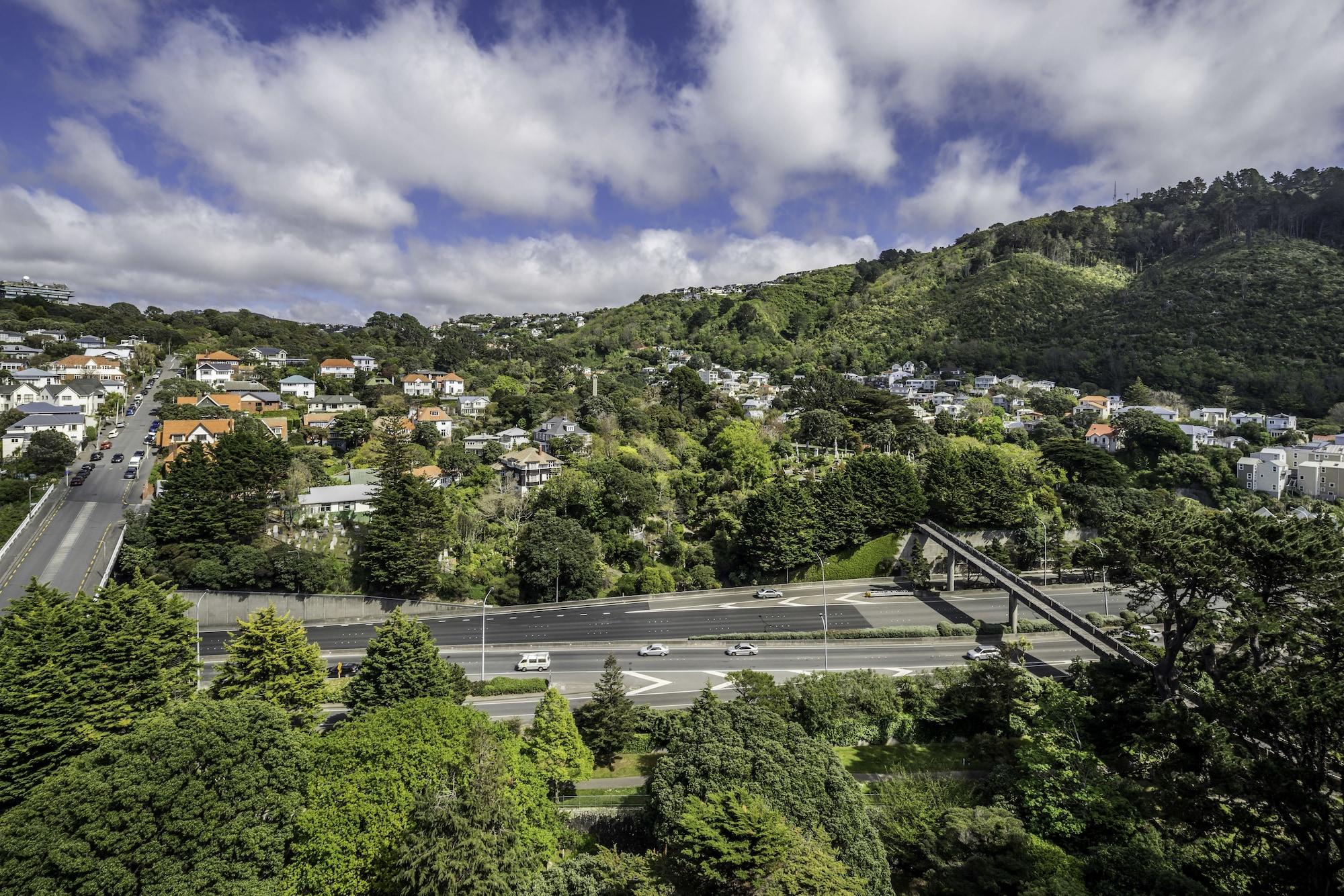 Bolton Hotel Wellington Esterno foto View of the suburb from the west