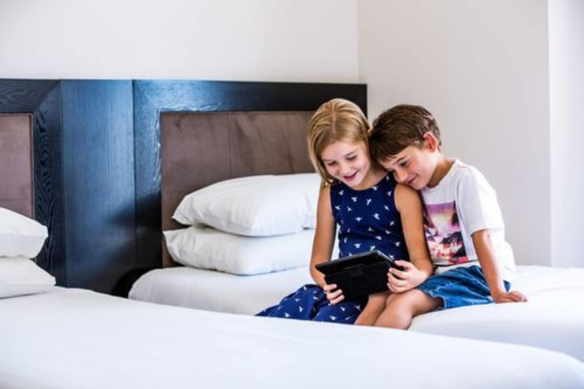 Bolton Hotel Wellington Esterno foto Children using a tablet