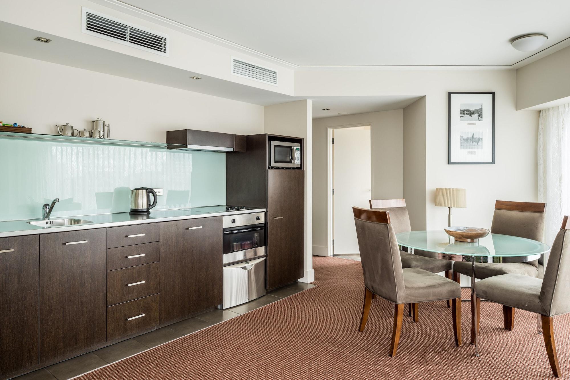 Bolton Hotel Wellington Esterno foto A kitchen in a serviced apartment