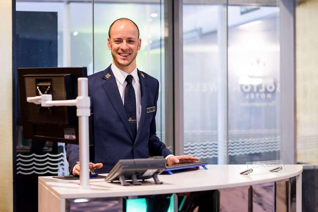 Bolton Hotel Wellington Interno foto A hotel concierge