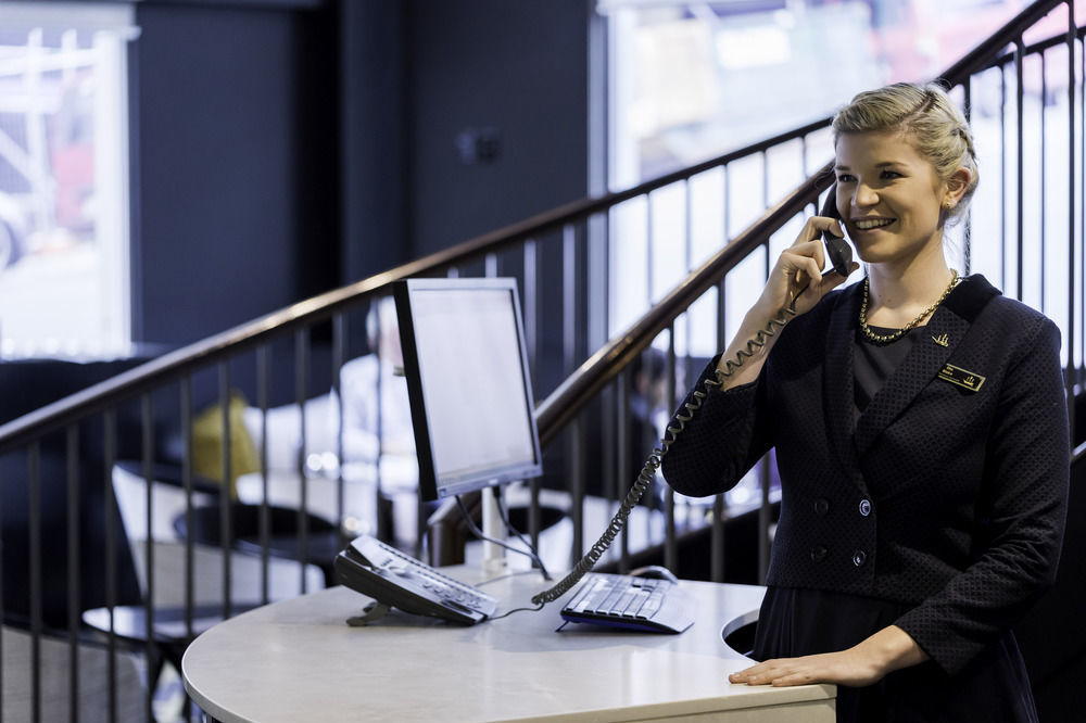Bolton Hotel Wellington Esterno foto A receptionist at work