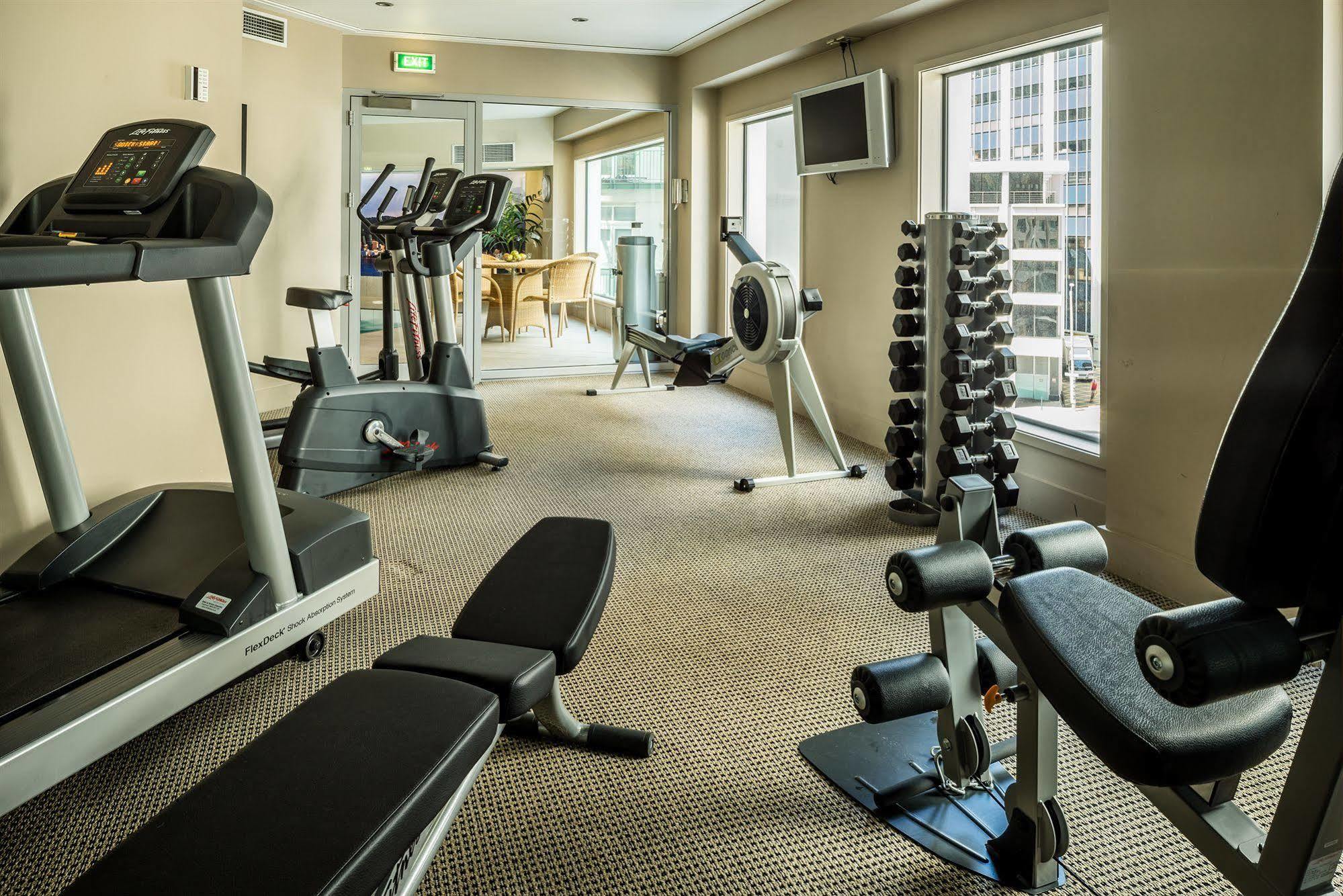 Bolton Hotel Wellington Esterno foto A gym at a hotel